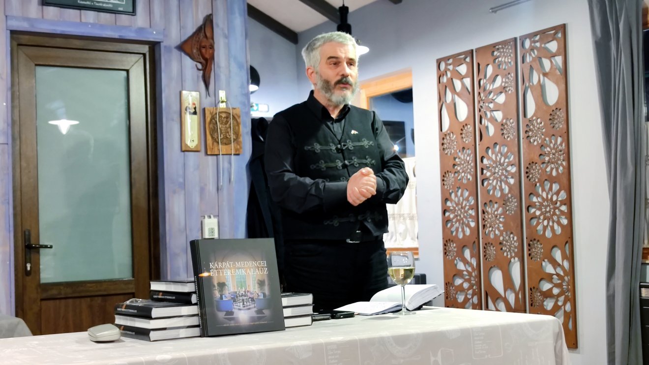 Borbély Zsolt Attila húsz éve ír a gasztronómiáról •  Fotó: Farkas Áron