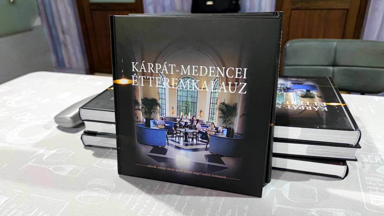 Az igényes megjelenésű kiadvány 450 éttermet mutat be •  Fotó: Farkas Áron