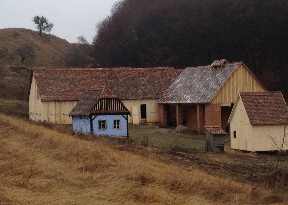 A szászapátfalvai cserépszín többek között a jelenlegi brit király, III. Károly támogatásával épült meg •  Fotó: Monumentum Egyesület