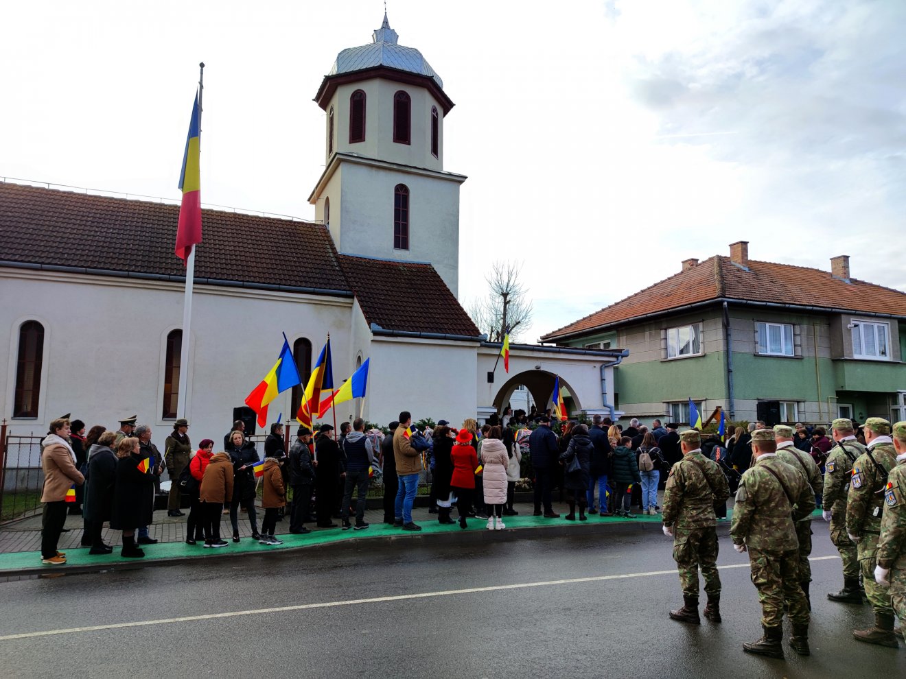 Az ünneplők a Szentlélek leszállása nevet viselő ortodox templomnál gyűltek össze •  Fotó: Farkas Áron