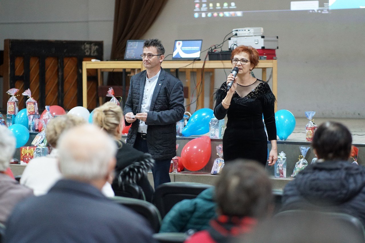 Dobolyi László elnök és Sidó Zita alapítótag beszédükkel nyitották meg az előadássorozatot. Mindketten évtizedek óta cukorbetegek •  Fotó: Farkas Orsolya
