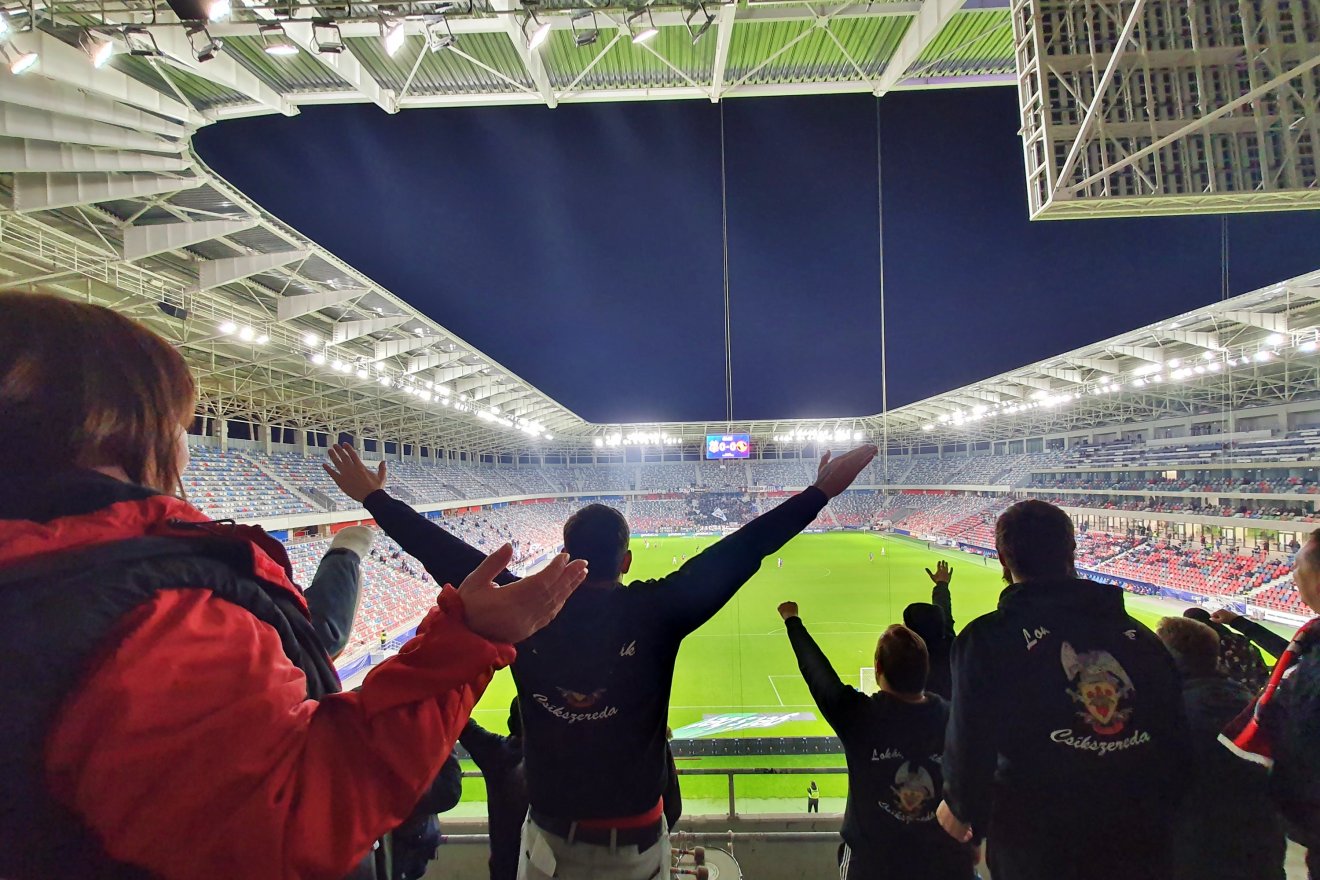 A találkozó előtt az FK-szurkolókat be sem akarták engedni a meccsre a szervezők •  Fotó: Heti Hírmondó