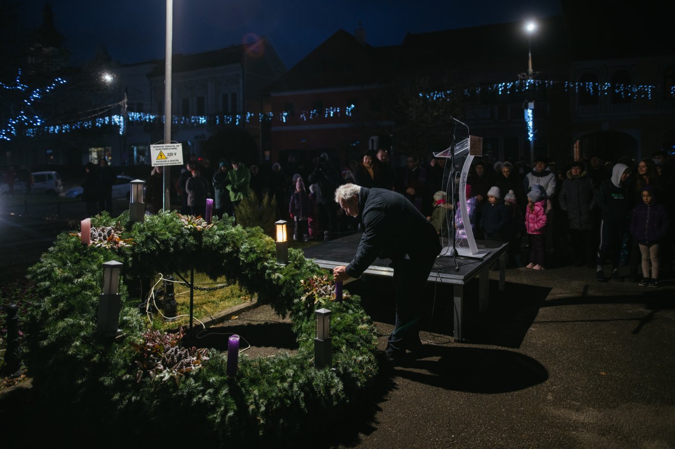 Az első adventi gyertyát Bokor Tibor polgármester gyújtotta meg •  Fotó: Dénes Botond