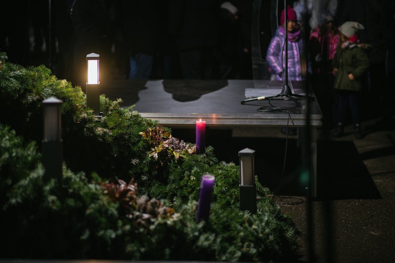 Az önkormányzat idén is nagyméretű adventi koszorút helyezett el a város főterén •  Fotó: Dénes Botond