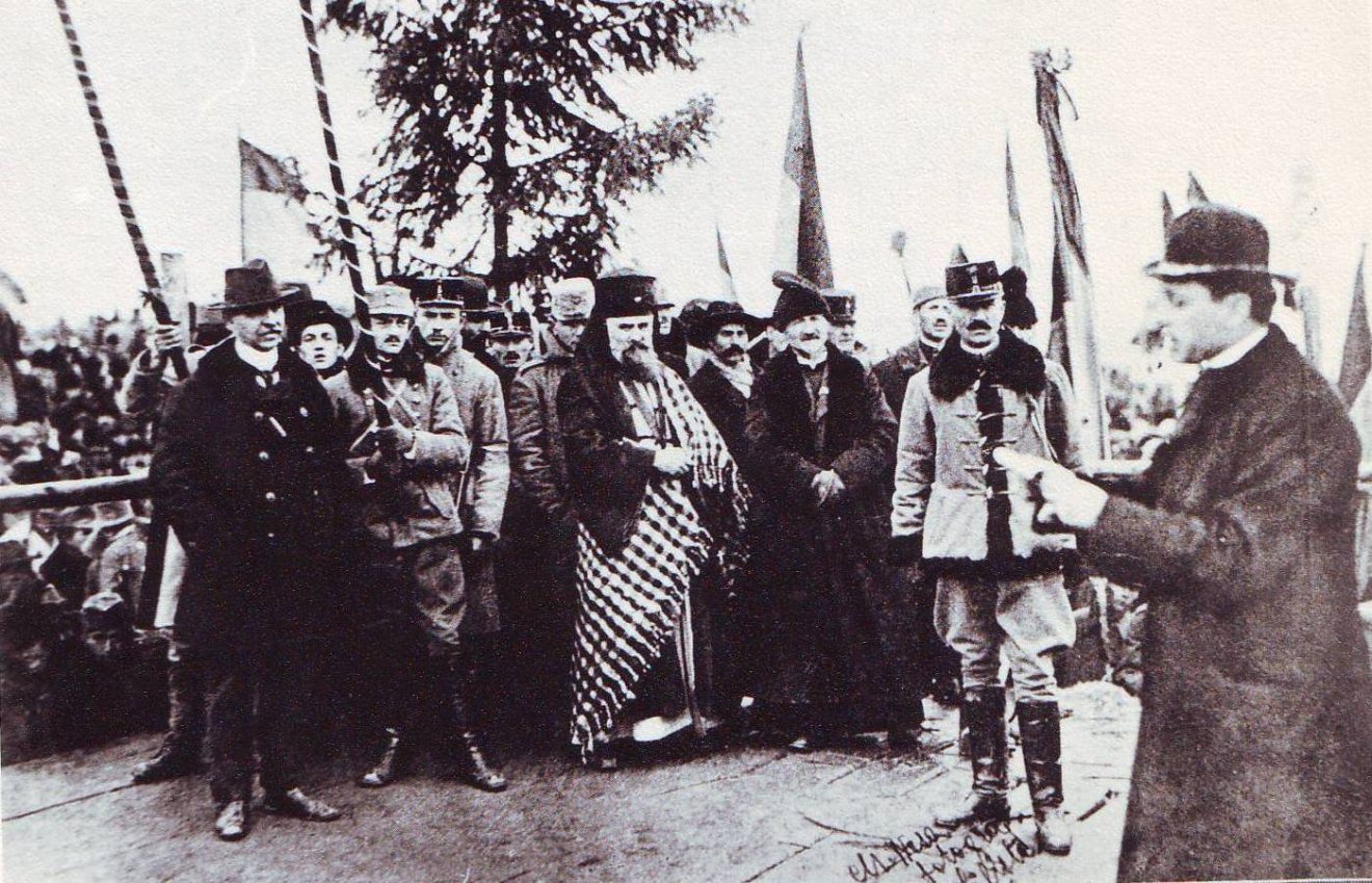Iuliu Hossu a gyulafehérvári határozat felolvasása közben egy korabeli felvételen •  Fotó: Wikipédia