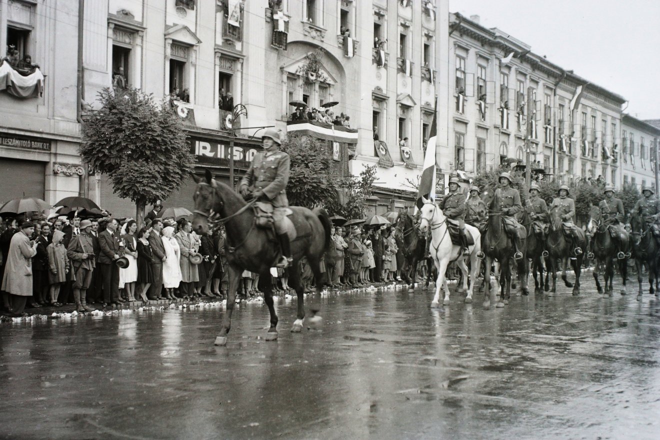 Magyar honvédek az Apolló-palota előtt 1940. szeptember 16-án •  Fotó: Fortepan/Kokány Jenő