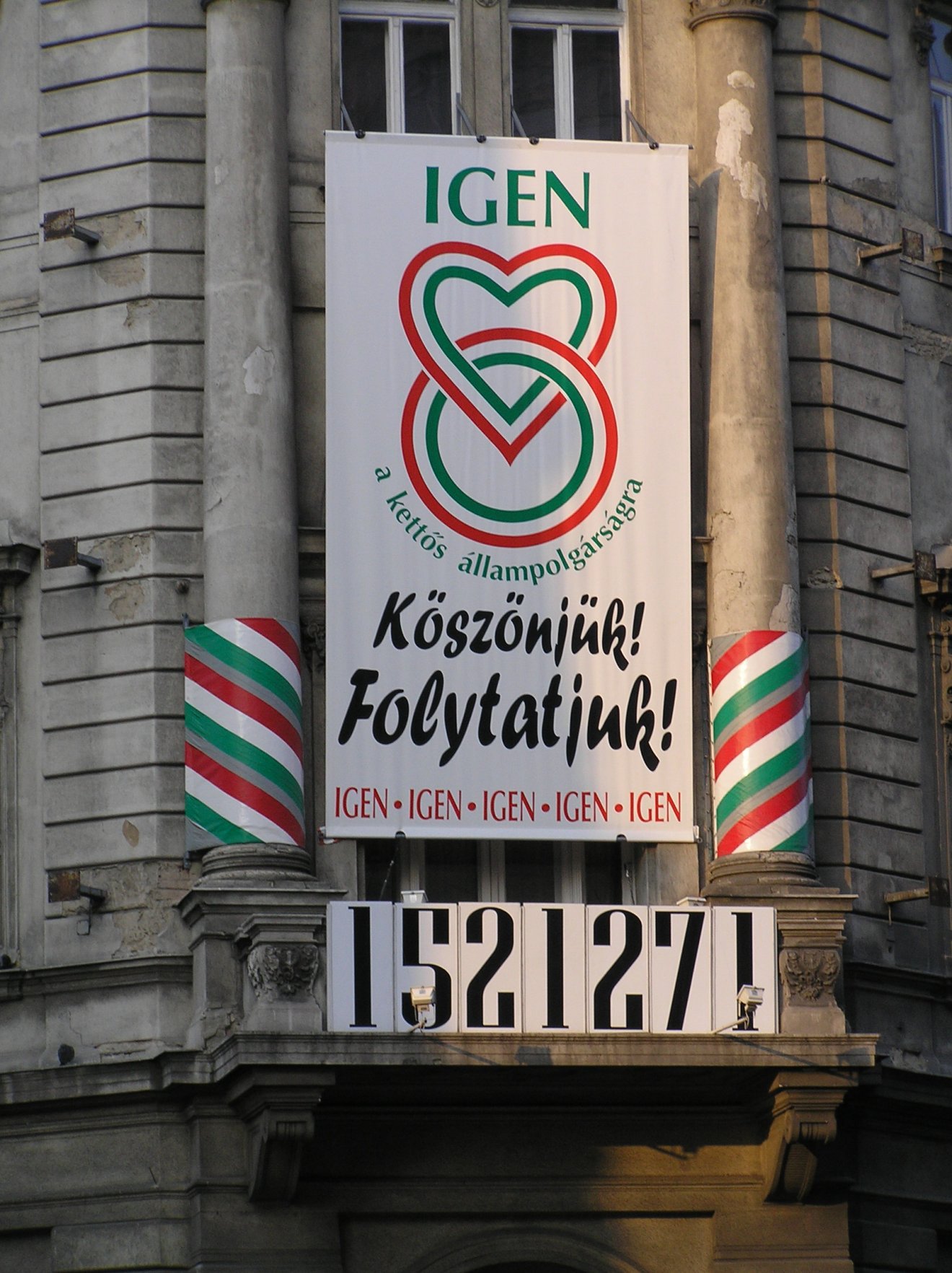 A kettős állampolgárságról szóló népszavazáson IGEN-nel szavazóknak köszönetet mondó plakát a Magyarok Világszövetségének székházán 2005 márciusában •  Fotó: Wikipédia/2004-es magyarországi népszavazás