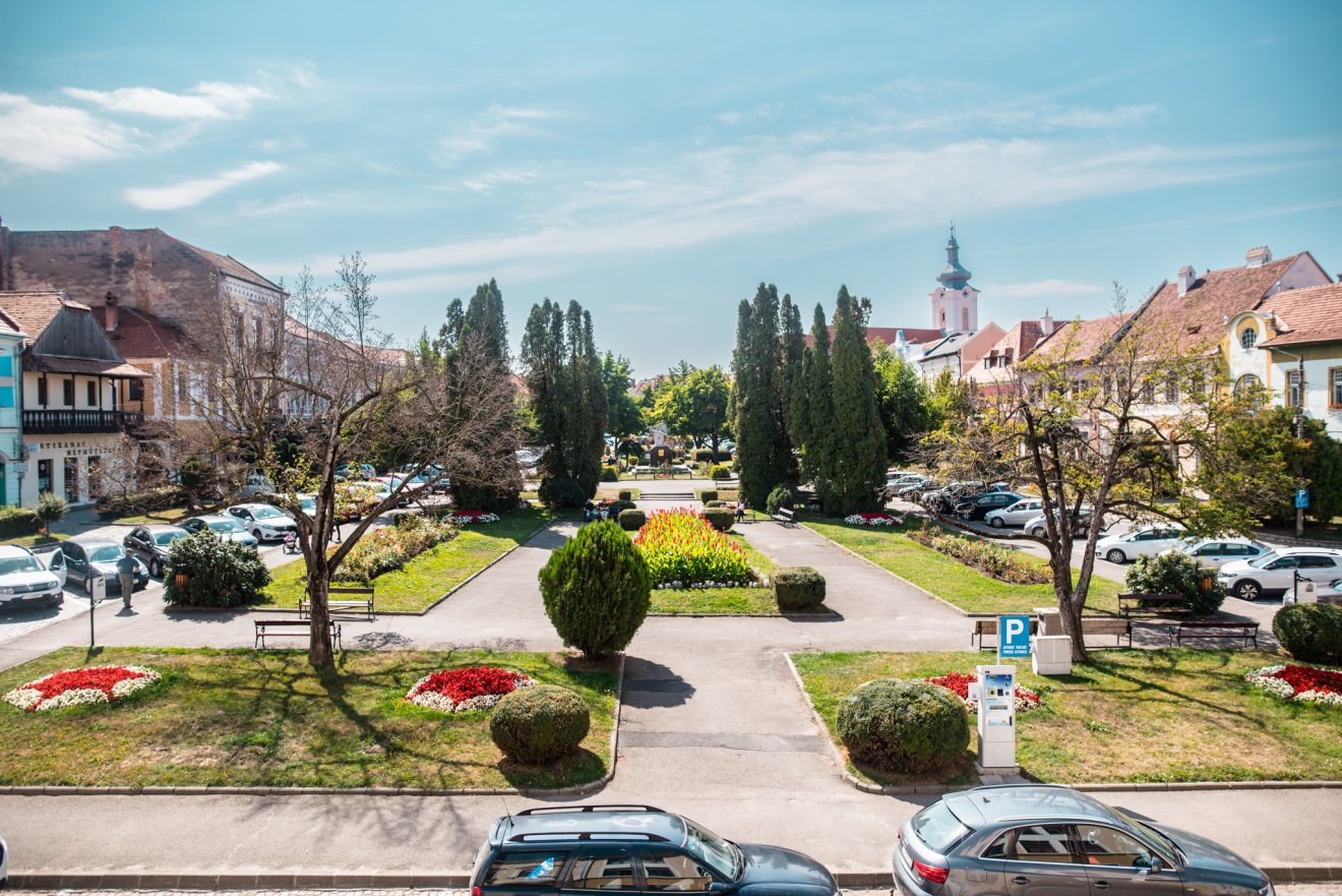 A Gábor Áron tér, még a magnóliák kivágása előtt •  Fotó: Kézdivásárhely Önkormányzata