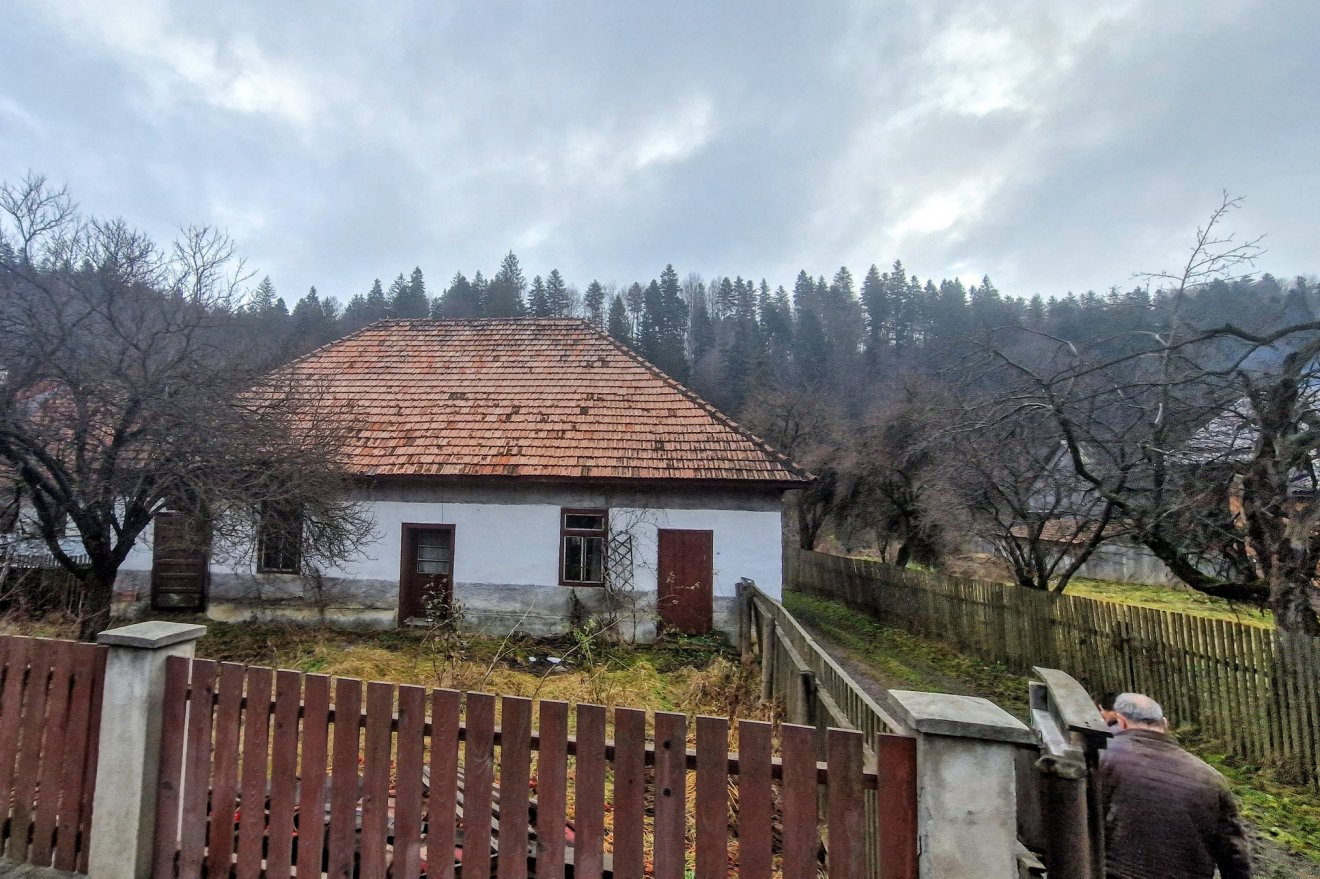 Ebben a házban lakik Julianna néni •  Fotó: Kocsis Károly
