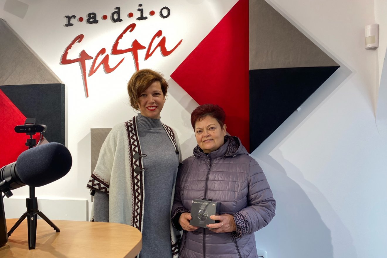 Pataki Heléna Maros megyei GaGa-hallgató az új okosórájával •  Fotó: Rádió GaGa