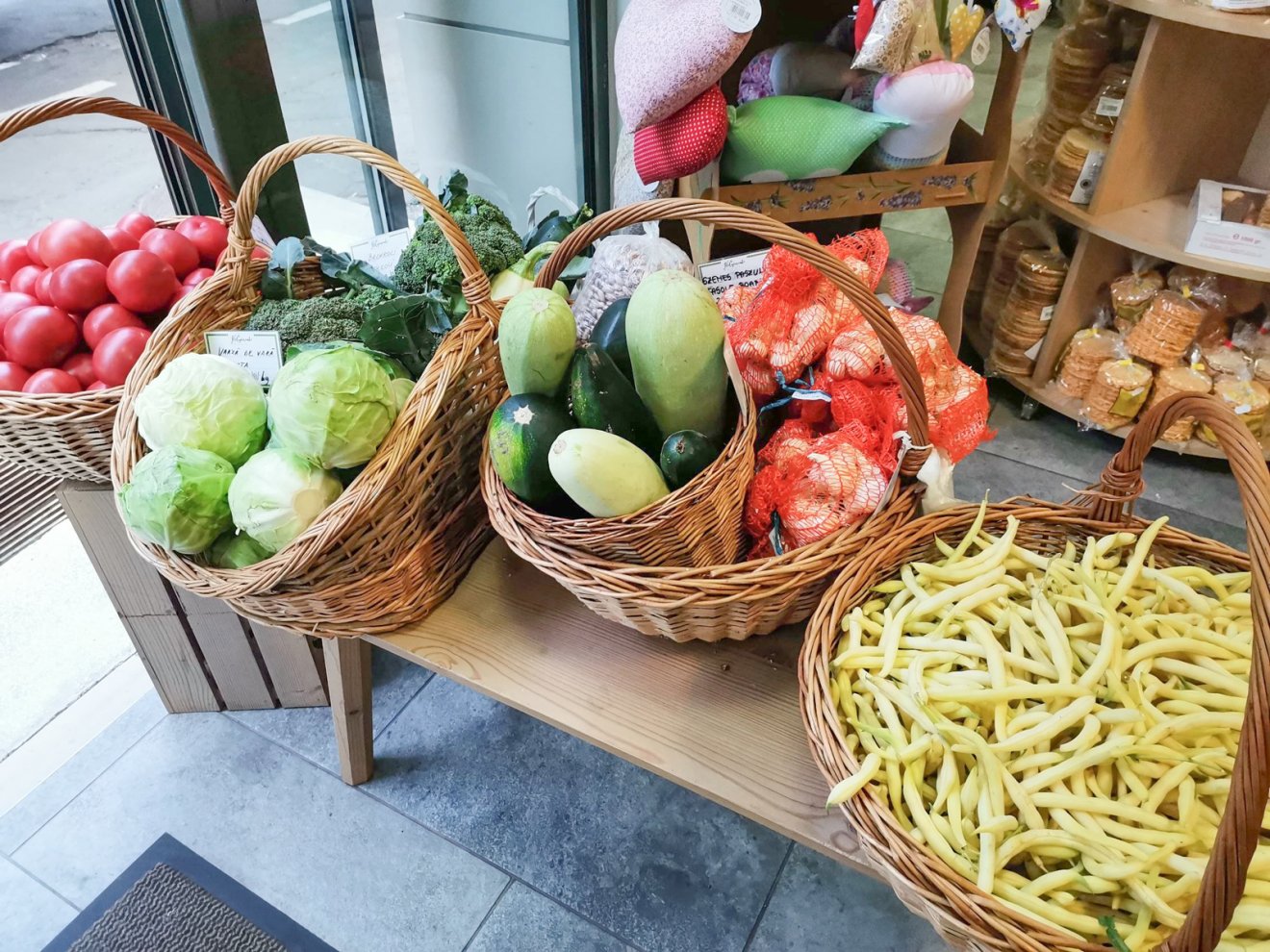 A székelyudvarhelyi Helyénvaló helyi bolt kínálatában megtalálható a következő kategóriák: tejtermékek, hústermékek, feldolgozott zöldség-gyümölcs, a nyers zöldség-gyümölcs, méz és méhészeti termékek, olajok, száraz tészták, pékipari termékek, édességek, •  Fotó: REL-kampány