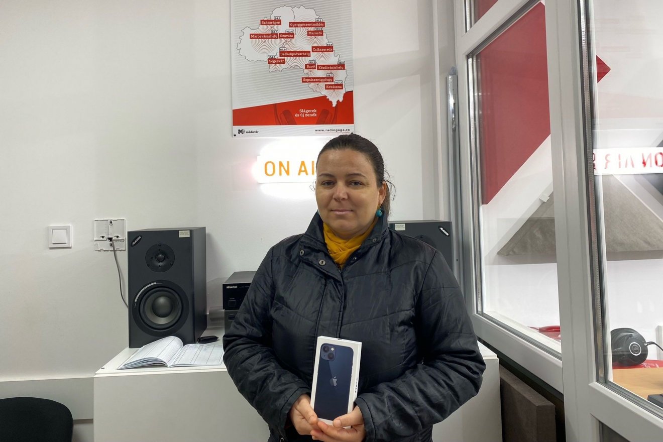Szász Imola Piroska egy vadiúj 13-as iPhone mobiltelefont köszönhet a matricavadászatnak •  Fotó: Rádió GaGa