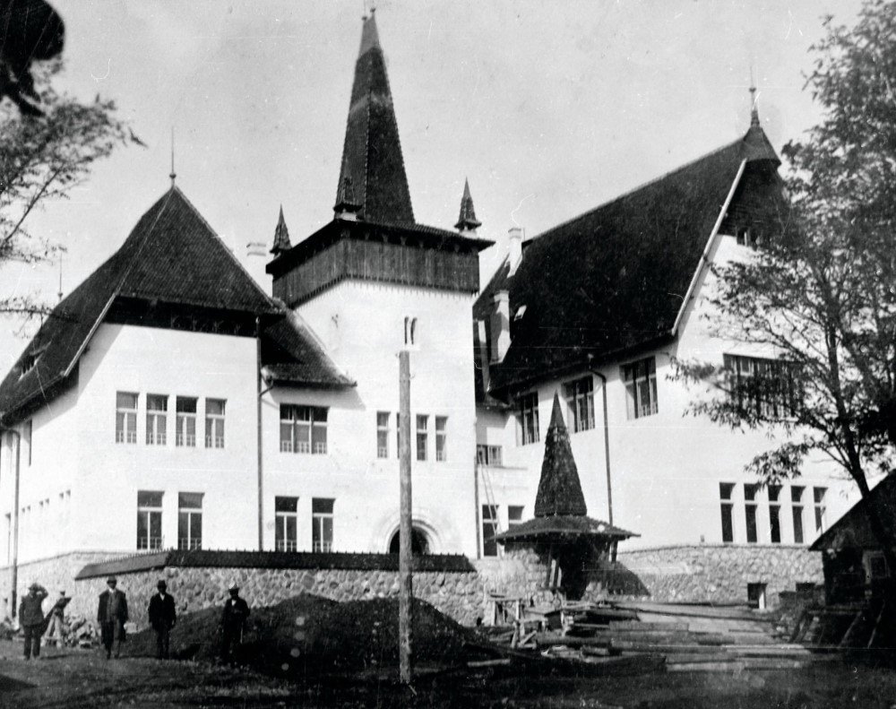 A Székely Nemzeti Múzeum épülete régen. Múltat idéznek a mára felújított intézményben •  Fotó: Székely Nemzeti Múzeum plakátja