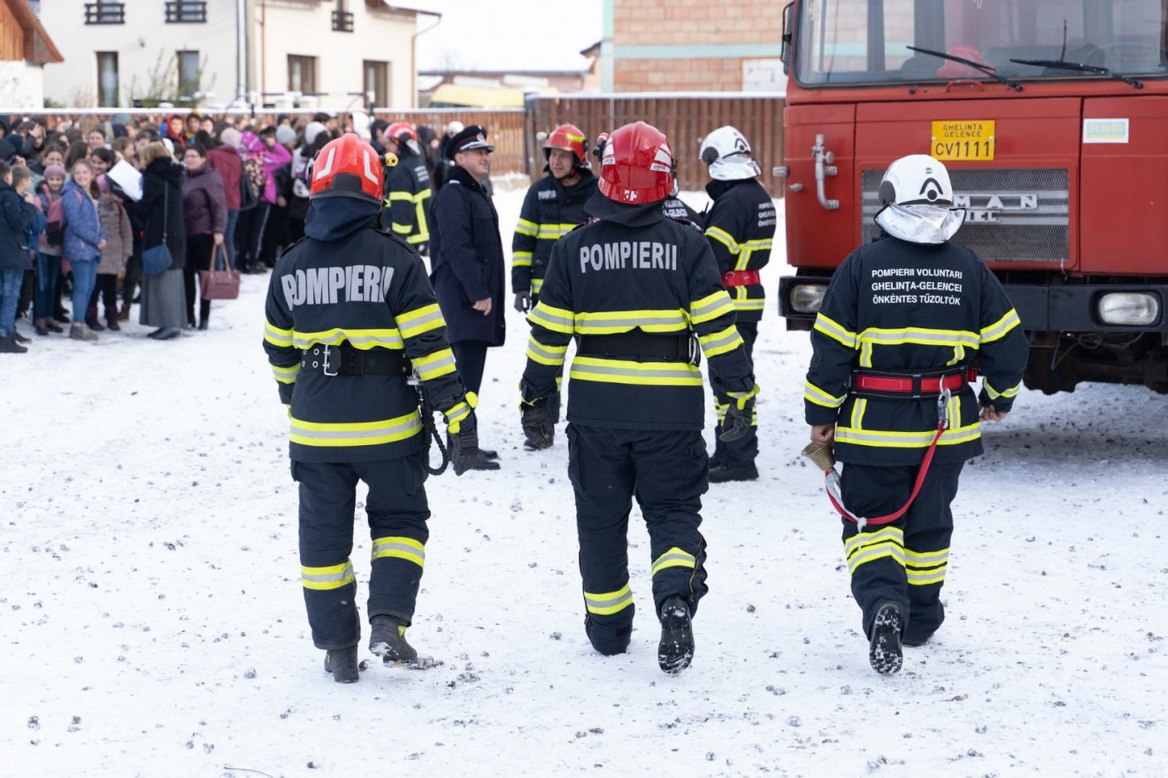 A megyei tűzoltóság emberei, a kézdivásárhelyi tűzoltók és a gelencei önkéntesek közösen vettek részt a gyakorlaton •  Fotó: Gelencei Önkéntes Tűzoltóság-SVSU Ghelinta Facebook-oldala