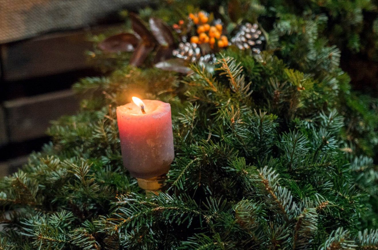 Ünnepélyes keretek közepette gyújtják meg az adventi koszorú első gyertyáját •  Fotó: Kézdivásárhely Önkormányzata