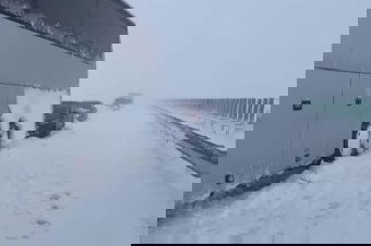 Se előre, se hátra: elakadt autók a hóban – videó