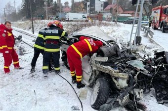 Felborult autóbusz, vasúti szerencsétlenség, hóvihar és szinte nulla látótávolság – káosz a romániai utakon