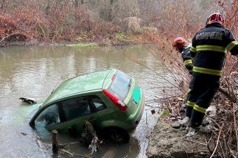 A Nagy-Küküllőbe zuhant egy autó, sofőrjét kórházba szállították