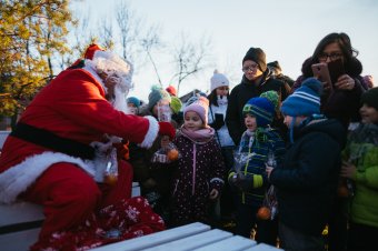 Csillogó szemű gyerekek fogadták a Mikulást Kézdivásárhelyen