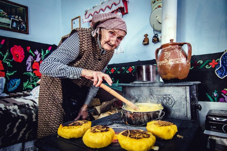 Csili Panna néni túrós puliszkát készít a Hidegségben •  Fotó: Erős Zoltán/Székely Kalendárium