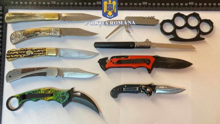 Csíkszeredai középiskolások „kellékei”: kilenc bicska és egy boxgyűrű