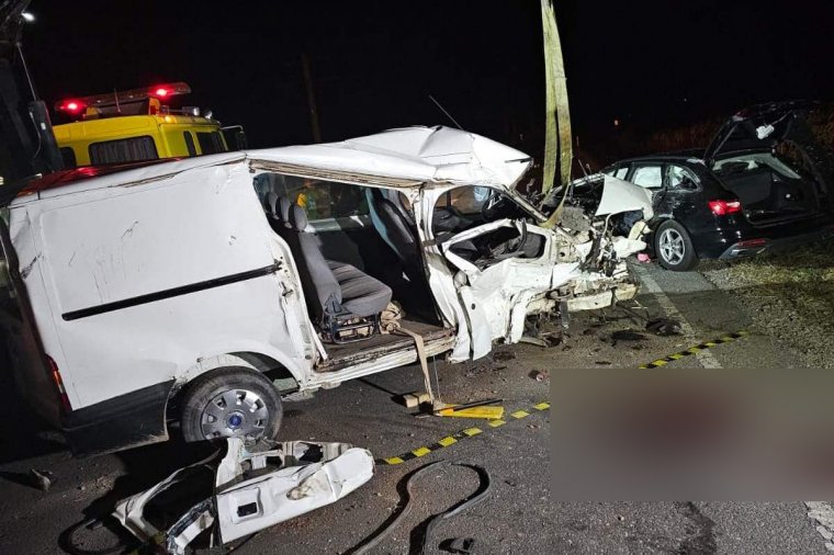 Fiatal sofőr előzött, elhunyt a helyszínen újraélesztésre reagáló áldozat is – részleteket közölt a rendőrség