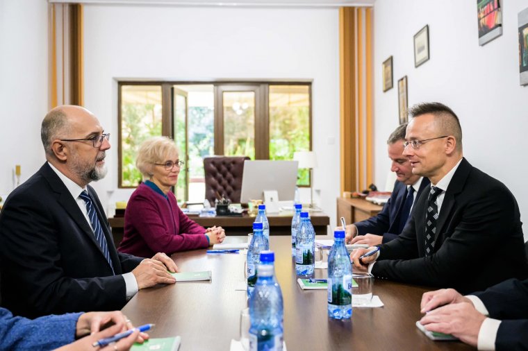Szijjártó Péter: napirenden tartjuk a katolikus iskola „gyakorlatilag ellehetetlenült” ügyét