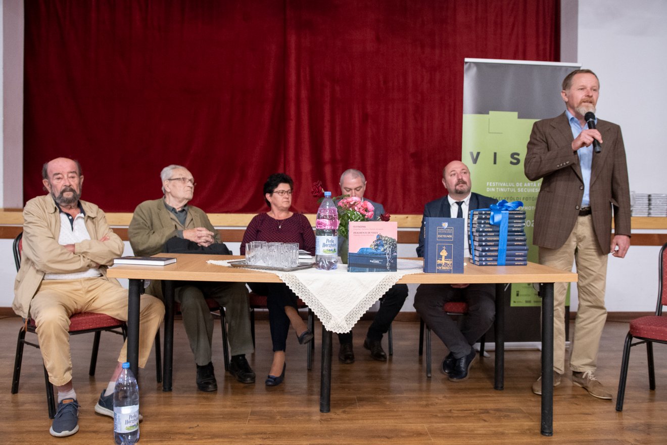 Könyvbemutatón Esztelneken •  Fotó: Sepsiszéki Nagy Balázs személyes archívuma