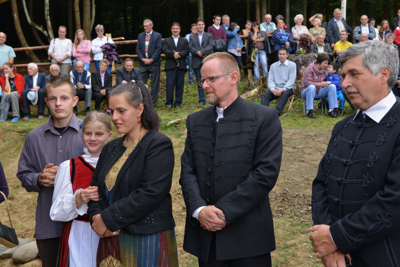 Sepsiszéki Nagy Balázs a családjával a kápolna szentelésekor •  Fotó: Sepsiszéki Nagy Balázs személyes archívuma