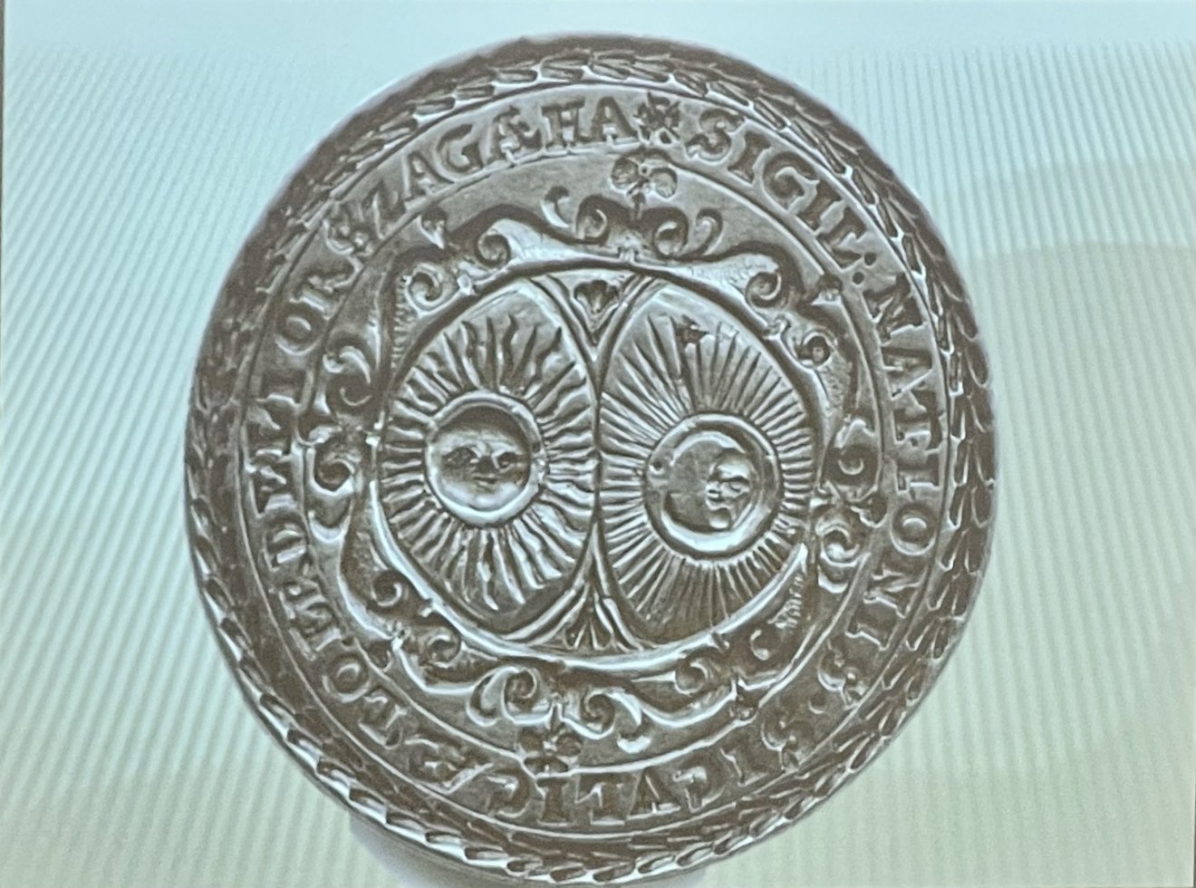 1659-ben határozta el az országgyűlés, hogy négy pecsétet készítenek, egyet a székelyeknek, amely a napot és holdat ábrázolja. A képen látható pecsétnyomót 1661-ben készítették. •  Fotó: Farkas Orsolya