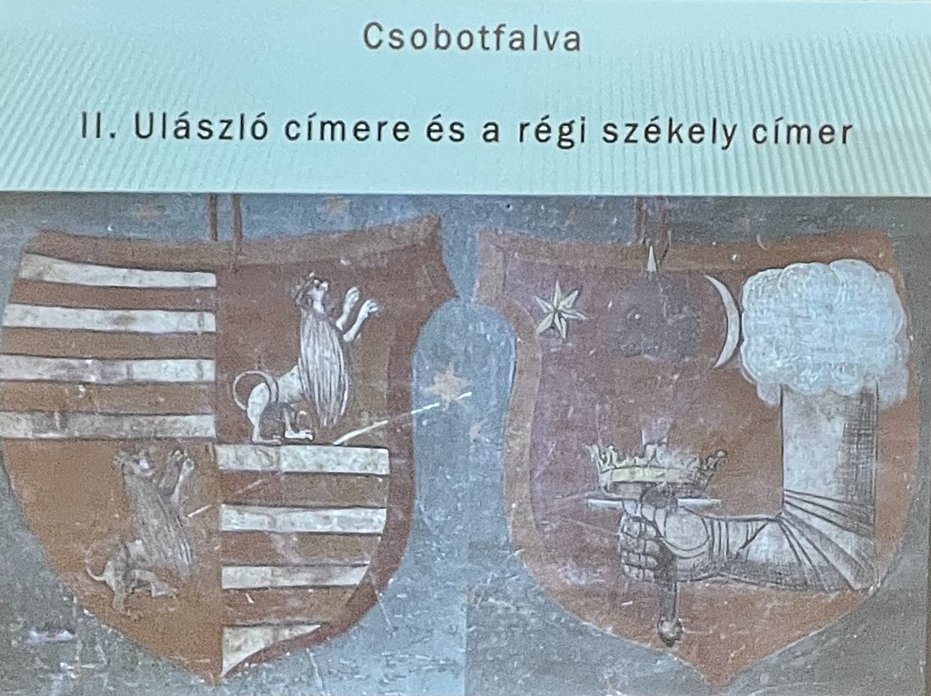 Itt előbb a király, majd az erdélyi címer következett, ellentétben a székelydályai templom mennyezetével •  Fotó: Farkas Orsolya