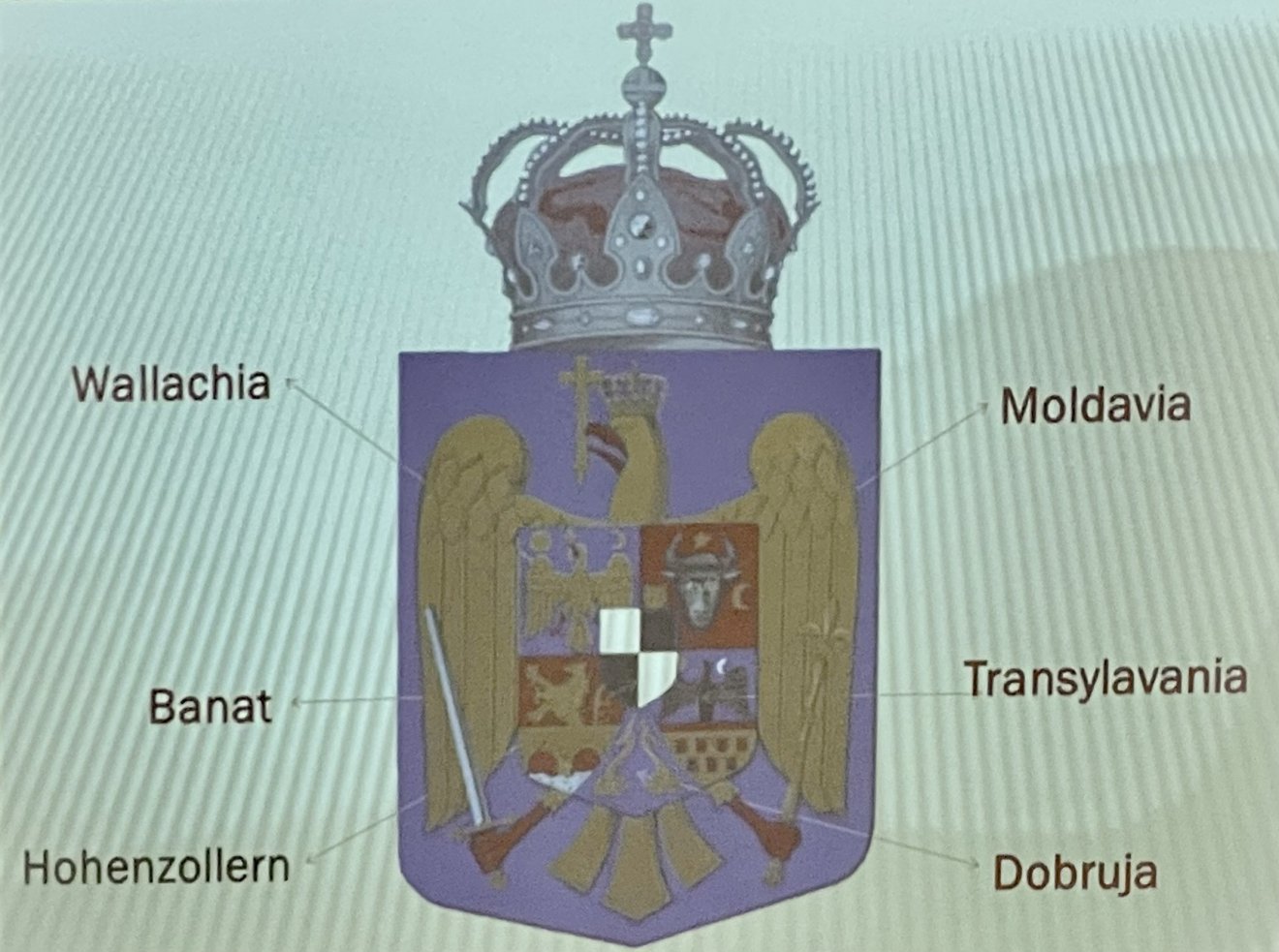 Havasalföld, Moldva, Bánság és Erdély címereit láthatjuk, a Tengermelléket Dobrudzsa váltotta fel, ami szintén ekkor csatlakozott Romániához. A szívpajzsban a Hohenzollern család címere található •  Fotó: Farkas Orsolya