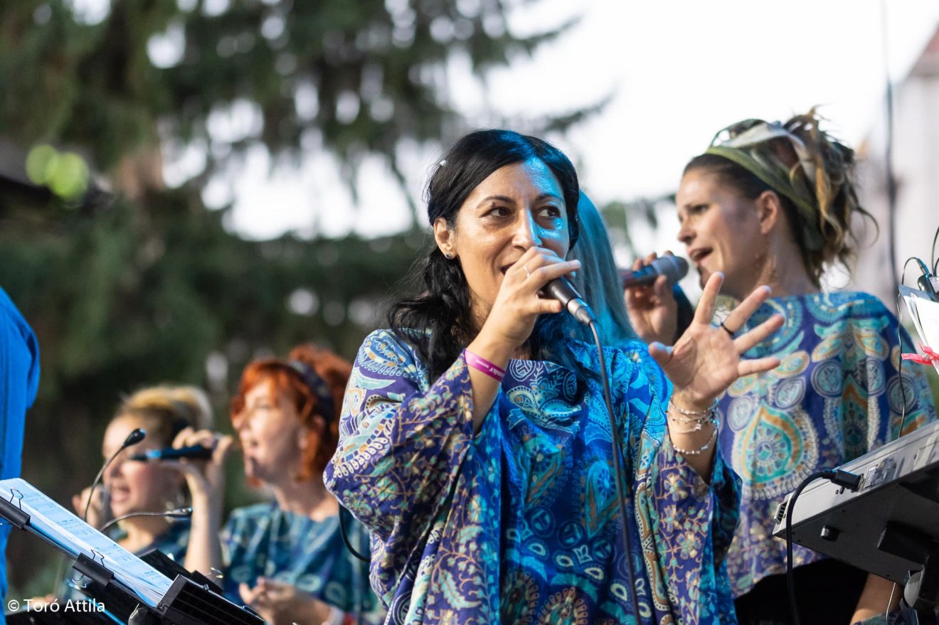 Cserkész Emese tavaly még a testvéréért énekelt •  Fotó: Slang Gospel Band Facebook-oldala