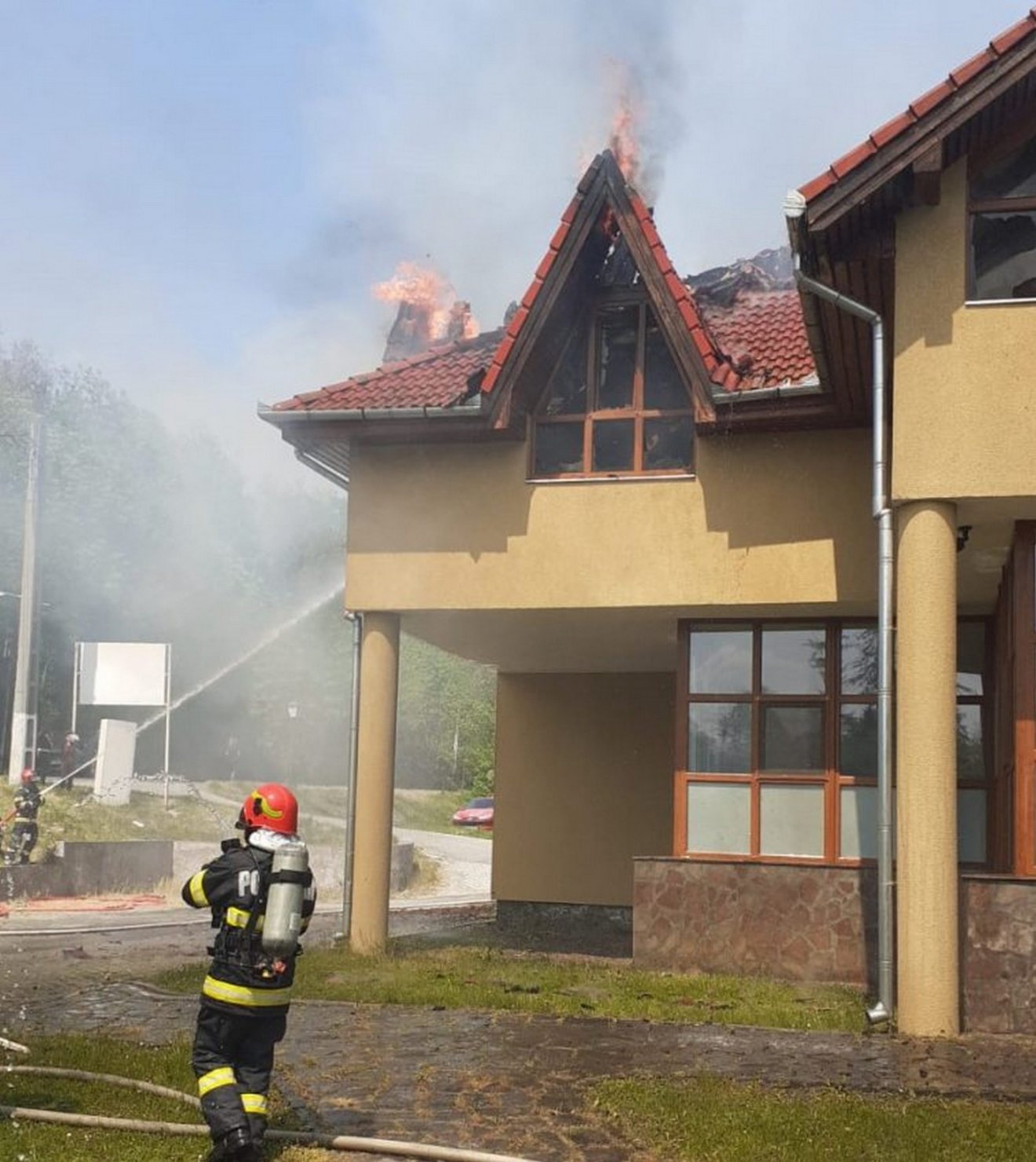 A tűzoltók hat órán át oltották a tüzet •  Fotó: Kovászna Megyei Készenléti Felügyelőség