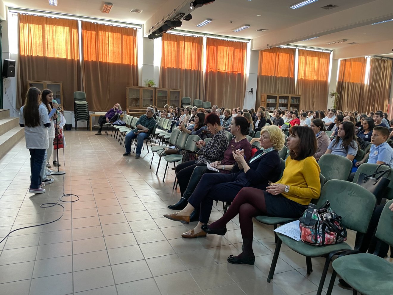Bodzafordulói diákok meséltek angolul a külföldön szerzett élményeikről •  Fotó: Farkas Orsolya