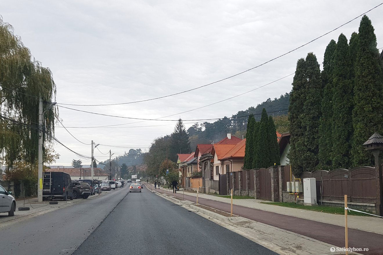 Szalaggal kijelölve: nem parkoló a még barna zöldövezet •  Fotó: Bálint István