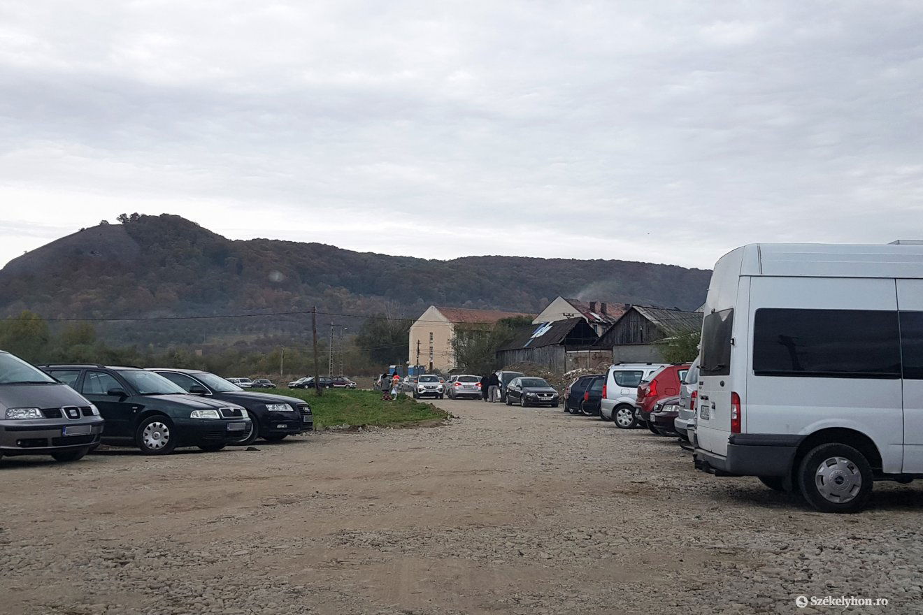 Szűkös ki- és behajtás az új parkolóba •  Fotó: Bálint István
