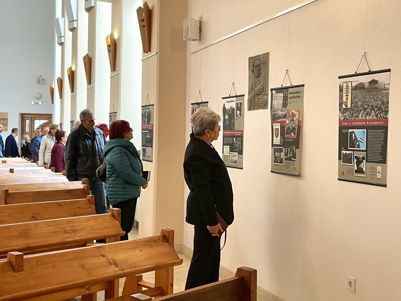 A megnyitó után az érdeklődők megtekinthették a templom falait díszítő fotómontázsokat •  Fotó: Farkas Orsolya