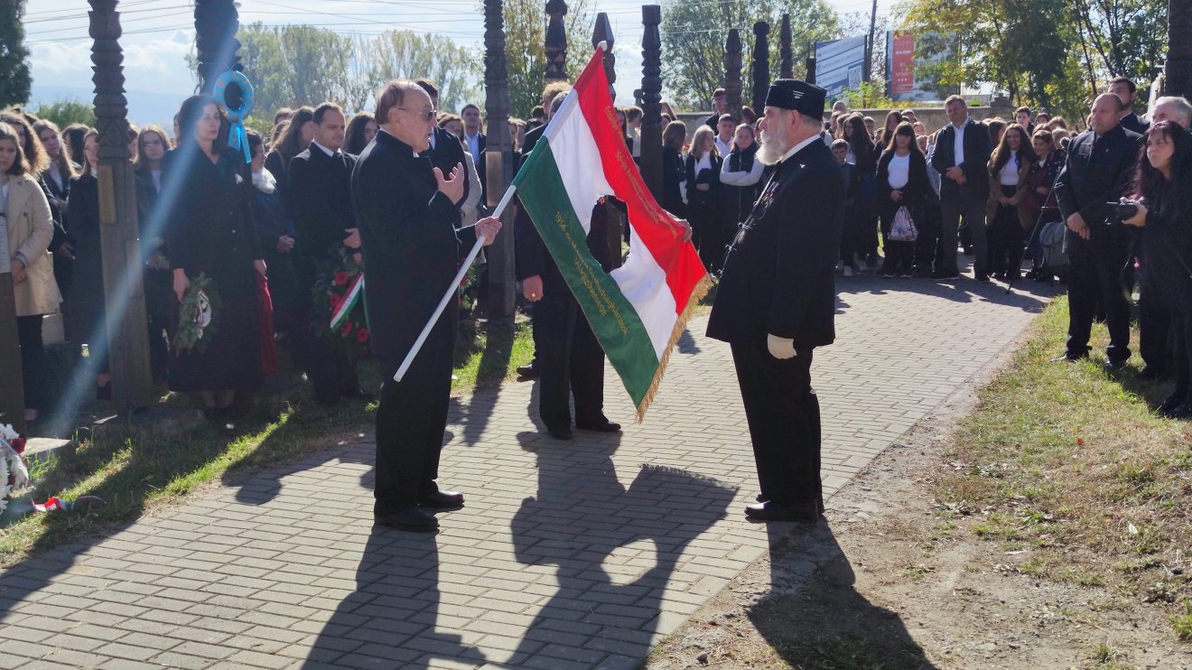 Csigás Zoltán egy lyukas magyar zászlót adományozott az Erdélyi Vitézi Rend képviselőinek •  Fotó: Farkas Áron