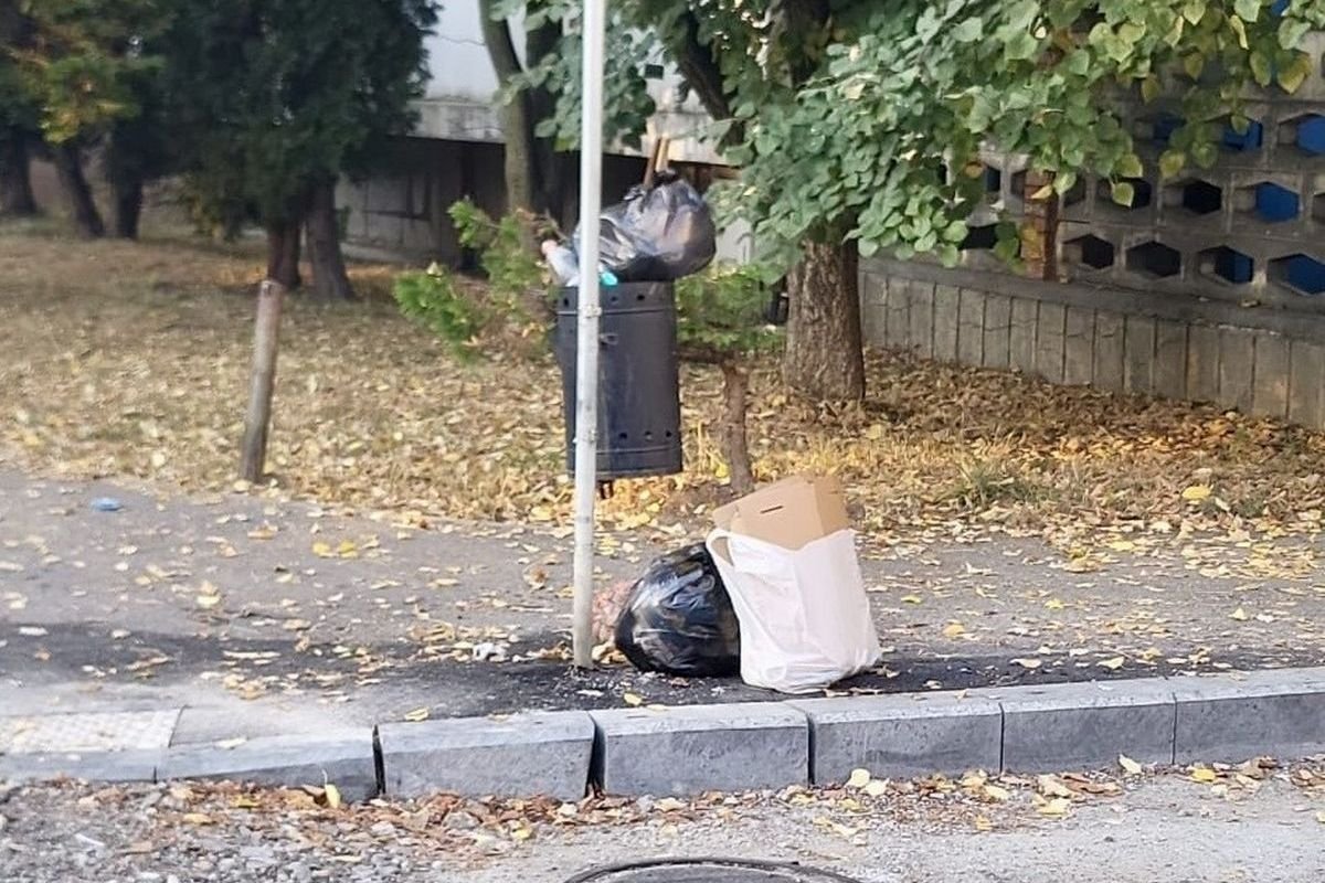 Aki az utcai kukába dobja a szemeteszsákot, egyben el is dugaszolja azt •  Fotó: Tega Rt.