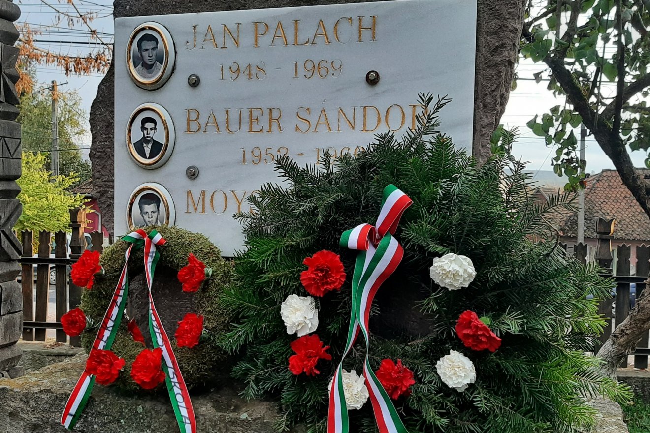 Jan Palach, Bauer Sándor és Moyes Márton emléktáblája Baróton •  Fotó: Böjte Ferenc