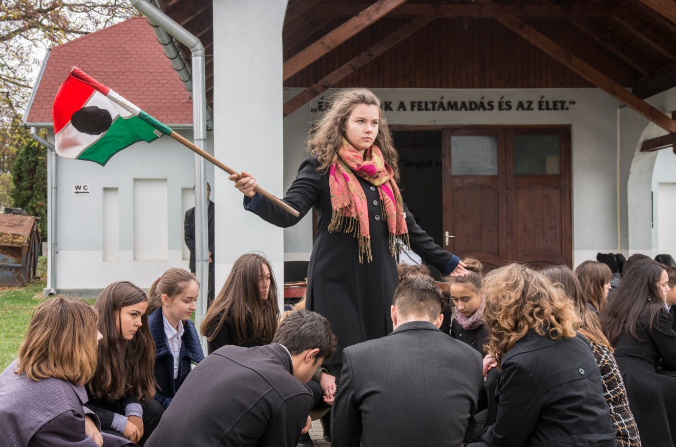 Emlékező diákok a kézdivásárhelyi református temetőben •  Fotó: Tofán Levente