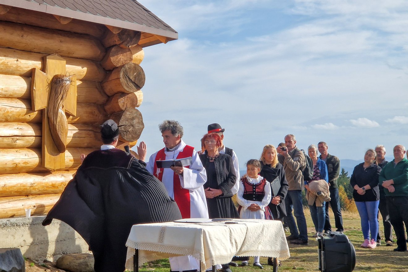 Református és katolikus lelkész áldotta meg a felavatott keresztet •  Fotó: Kocsis Károly