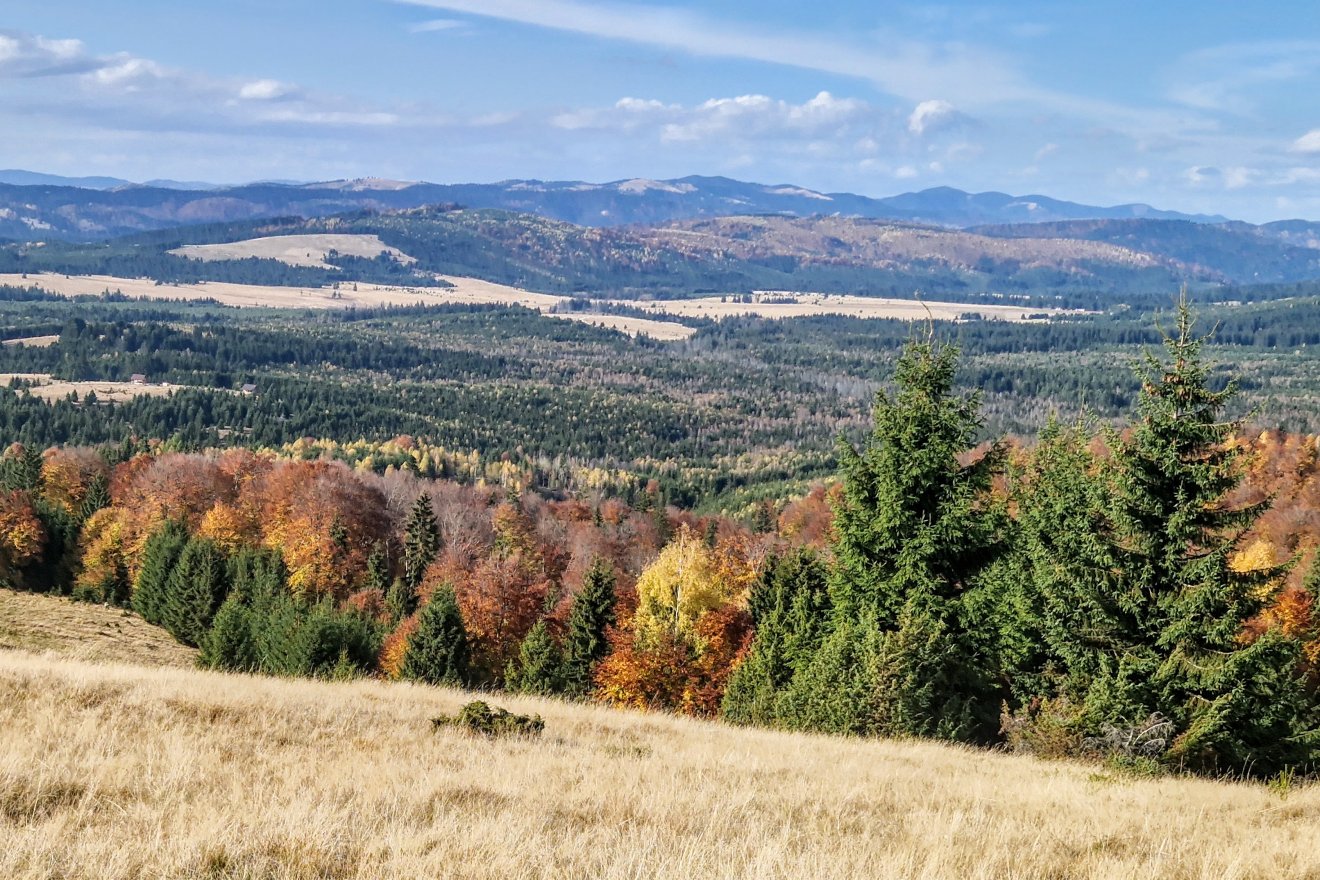 Az emlékhelyet festői panoráma övezi •  Fotó: Kocsis Károly