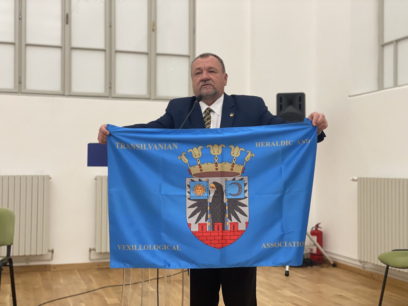 Az egyesület lobogóját élőben is bemutatta dr. Szekeres László •  Fotó: Farkas Orsolya