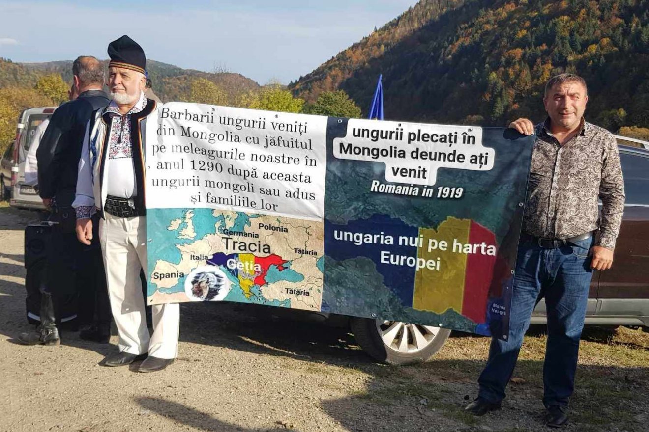 A molinó szövege több fogalmazási hibát is tartalmaz. Az összefüggéseket figyelembe véve, és a koherens értelmet, valamint magyar hangzást keresve a következőképpen fordítható: „A barbár magyarok rablási szándékkal érkeztek vidékeinkre 1290-ben. Ezt követően a mongol-magyarok családjaikat is idehozták.” •  Fotó: Pinti Attila