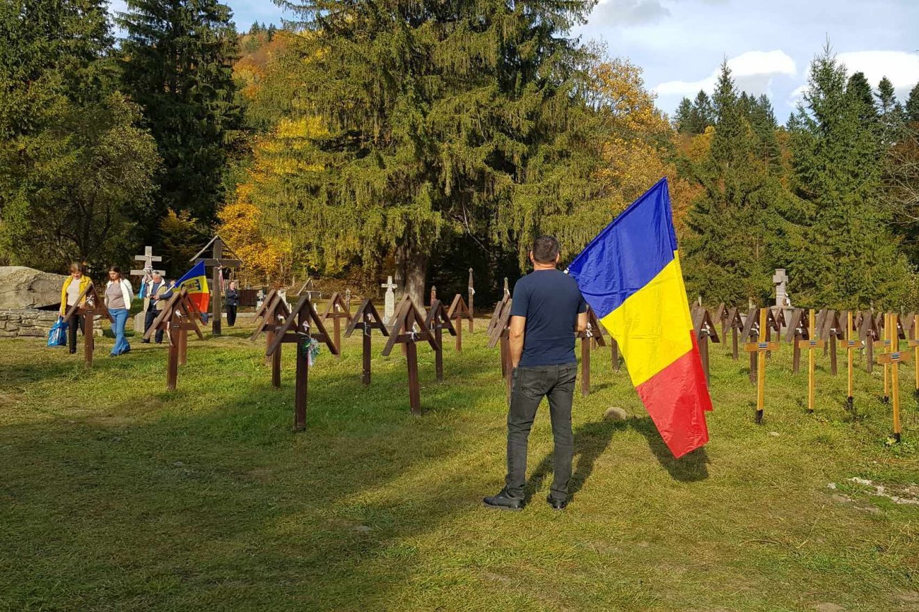 A buszok érkezése előtt... •  Fotó: Pinti Attila