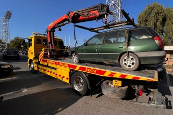 Csavaros észjárás: trükköznek a parkolót foglaló roncsautók tulajdonosai, de rájöttek a rendőrök