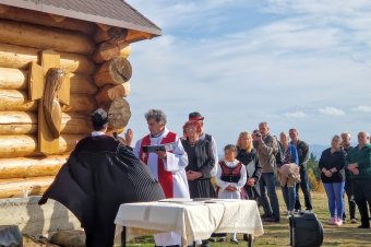 Keresztet avattak a Poszkár-tetőn