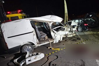 Fiatal sofőr előzött, elhunyt a helyszínen újraélesztésre reagáló áldozat is – részleteket közölt a rendőrség